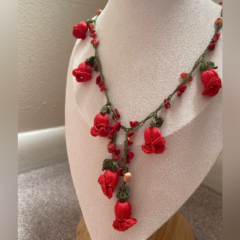 Red Flower Crochet Necklace, Dangled Tulip Lariat Necklet, Gemstone Beaded